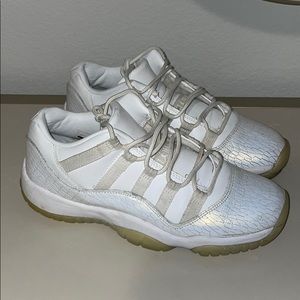 Air Jordan 11 Retro Low ‘Frost White’